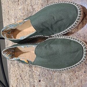 Ubuntu Green Canvas Spadrilles/ Slip On Shoes Size 8.5
